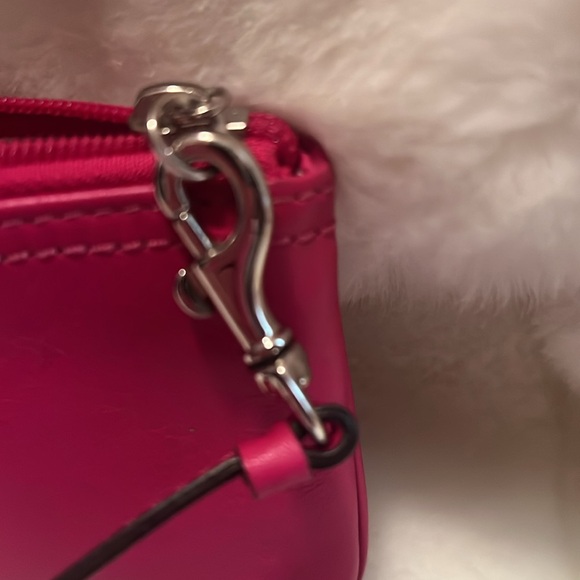 🩷COACH HOT PINK 🩷 WRISTLET. Beautiful condition, all matching pieces. 🩷 - Picture 6 of 8